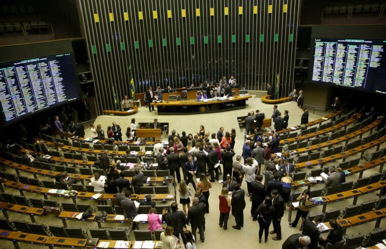 Estudo mostra como as parlamentares são ofendidas nas redes sociais