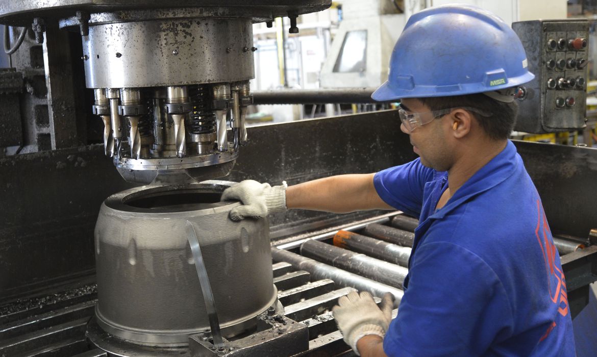 Faturamento da indústria de máquinas e equipamentos cai em fevereiro