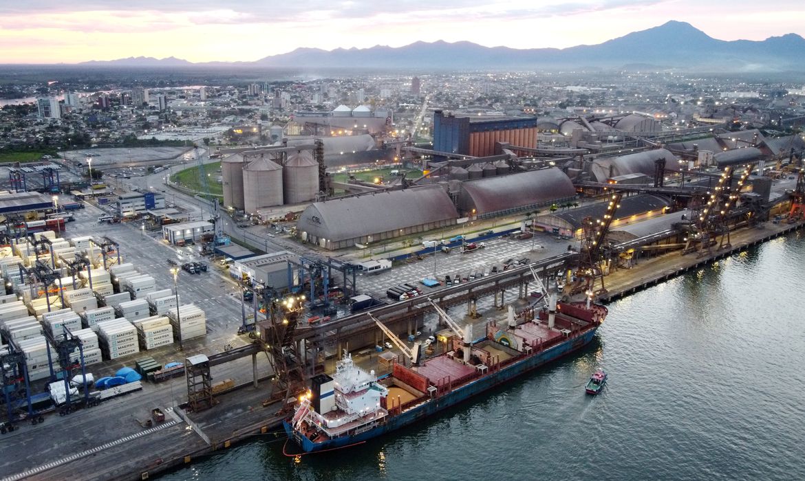 Oito estrangeiros são detidos em navio no Porto de Paranaguá