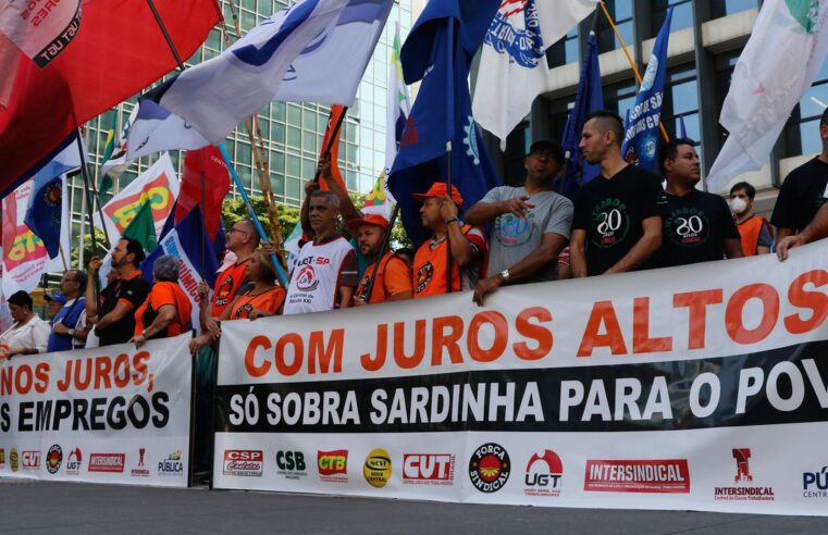 Centrais sindicais protestam contra taxa básica de juros de 13,75%