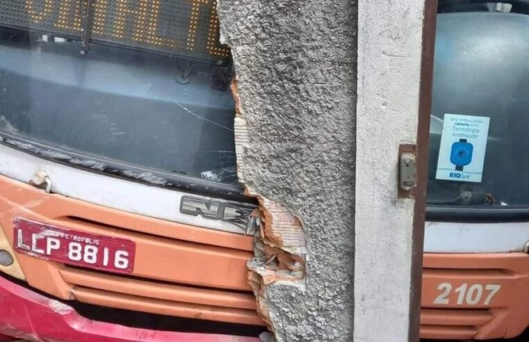 Ônibus envolvido em acidente no último sábado em Petrópolis já tinha registrado fumaça e está com licenciamento vencido
