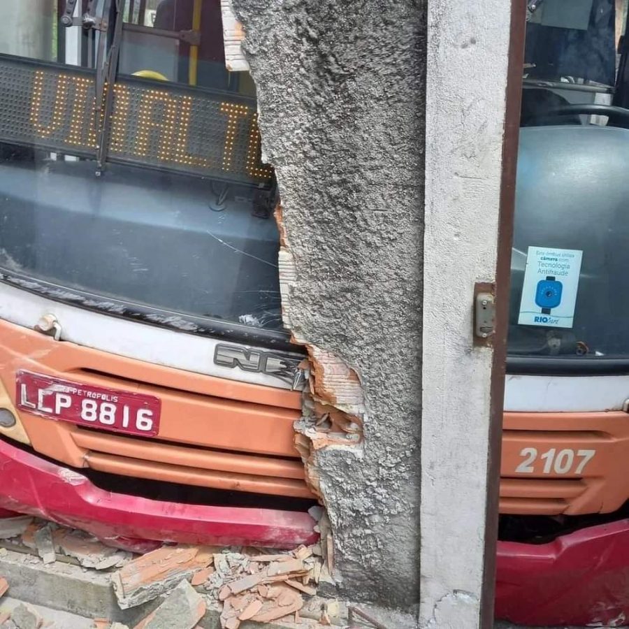 Ônibus envolvido em acidente no último sábado em Petrópolis já tinha registrado fumaça e está com licenciamento vencido