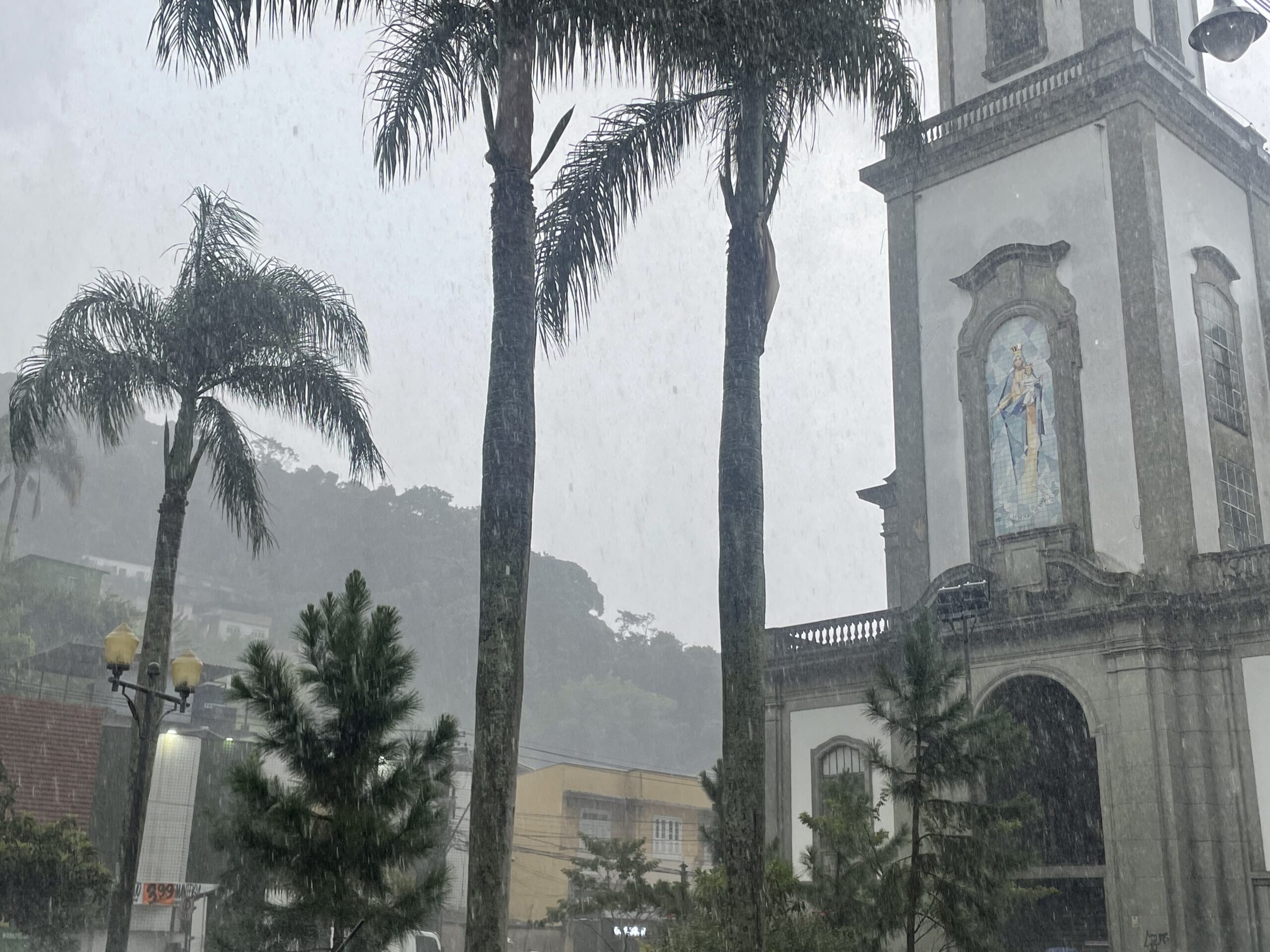 Defesa Civil de Petrópolis emite aviso meteorológico por conta da passagem de uma frente fria