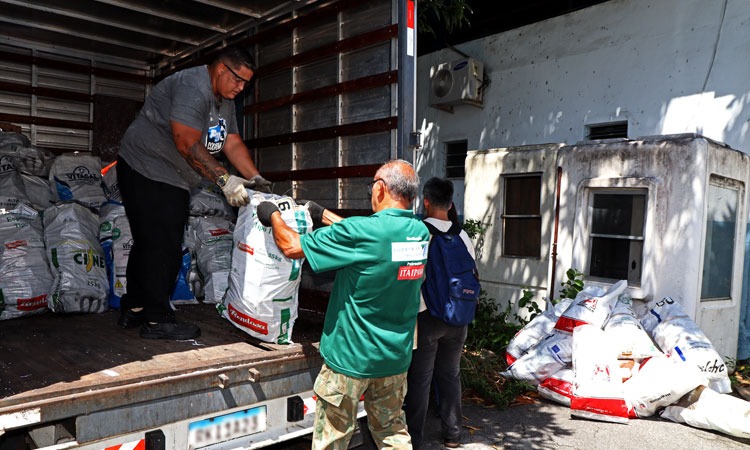 Detran.RJ realiza coleta de 5 toneladas de placas de alumínio no Posto do Rocha no Dia Mundial dos Catadores de Recicláveis (1/3)