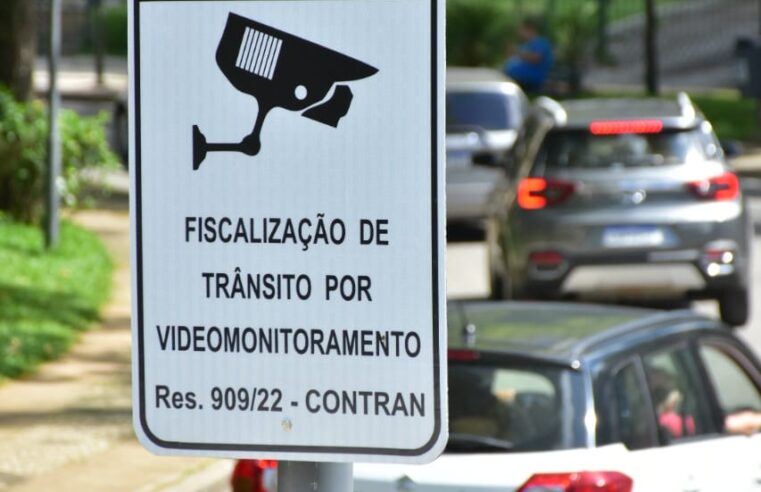 CPTrans começa a instalação das placas indicando o videomonitoramento de trânsito