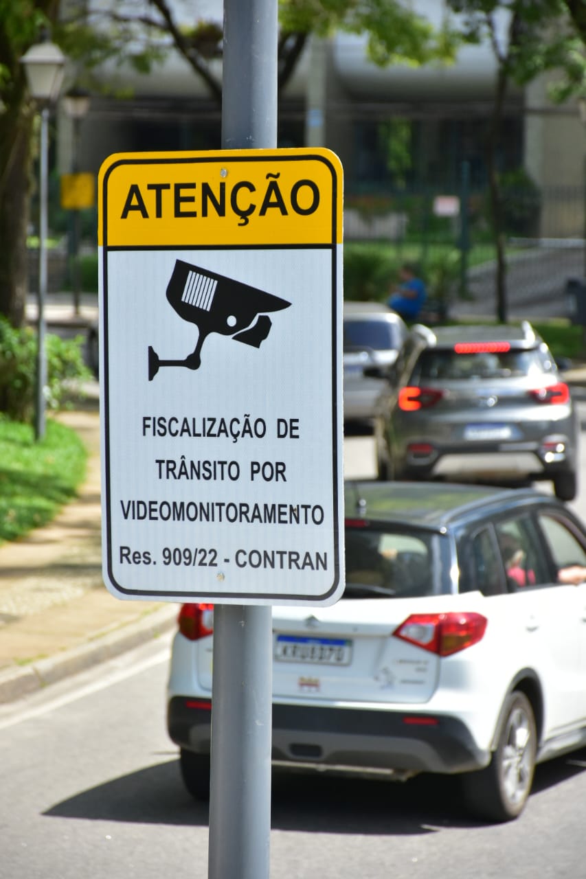 CPTrans começa a instalação das placas indicando o videomonitoramento de trânsito