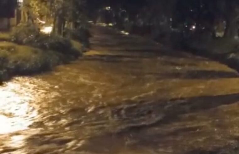 Chuva em Petrópolis alaga diferentes pontos da cidade