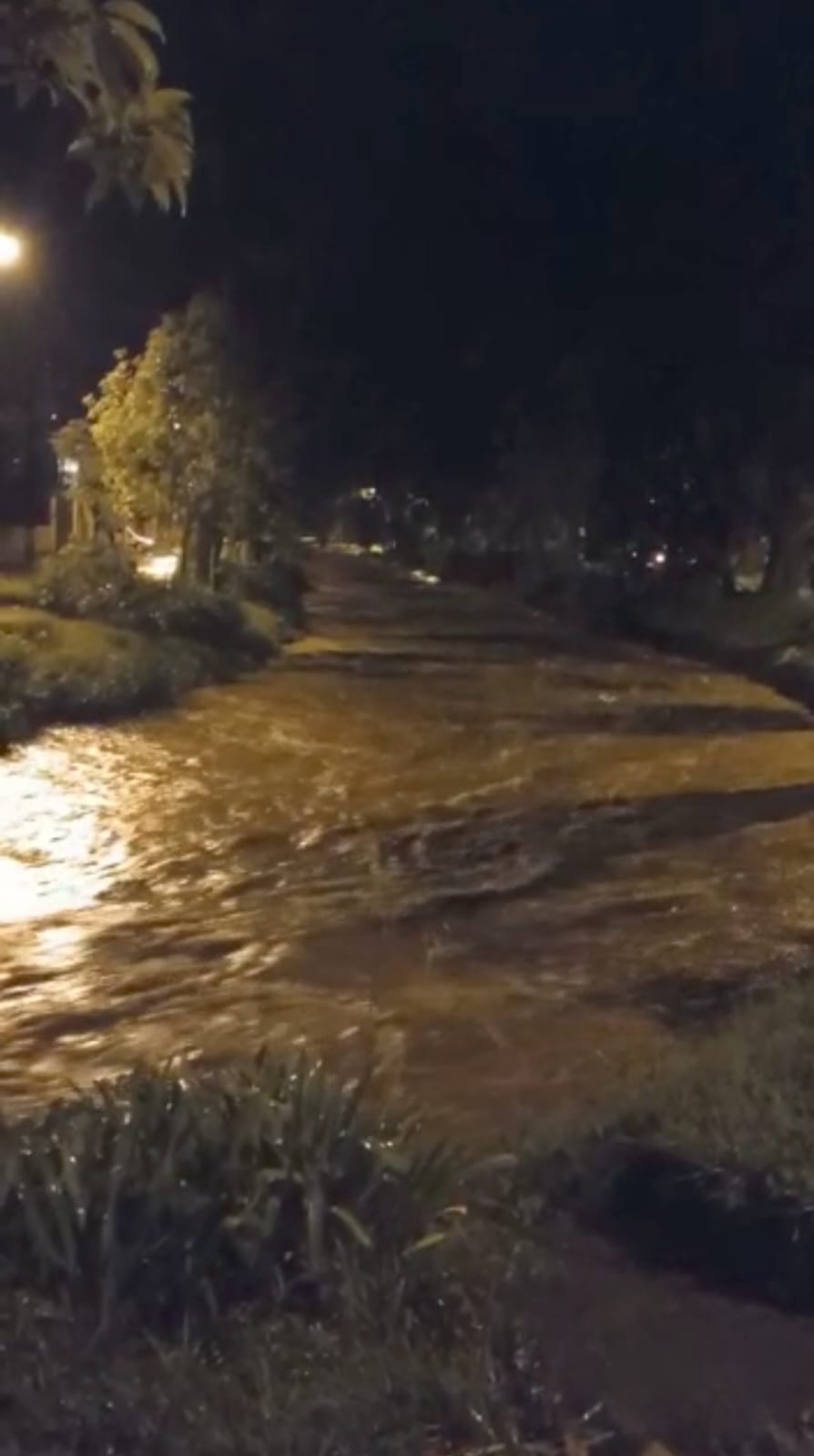 Chuva em Petrópolis alaga diferentes pontos da cidade
