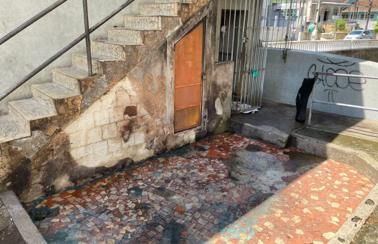 Feirantes se preocupam com atos de vandalismo após lixeiras serem incendiadas na Rua da Feira, em Petrópolis