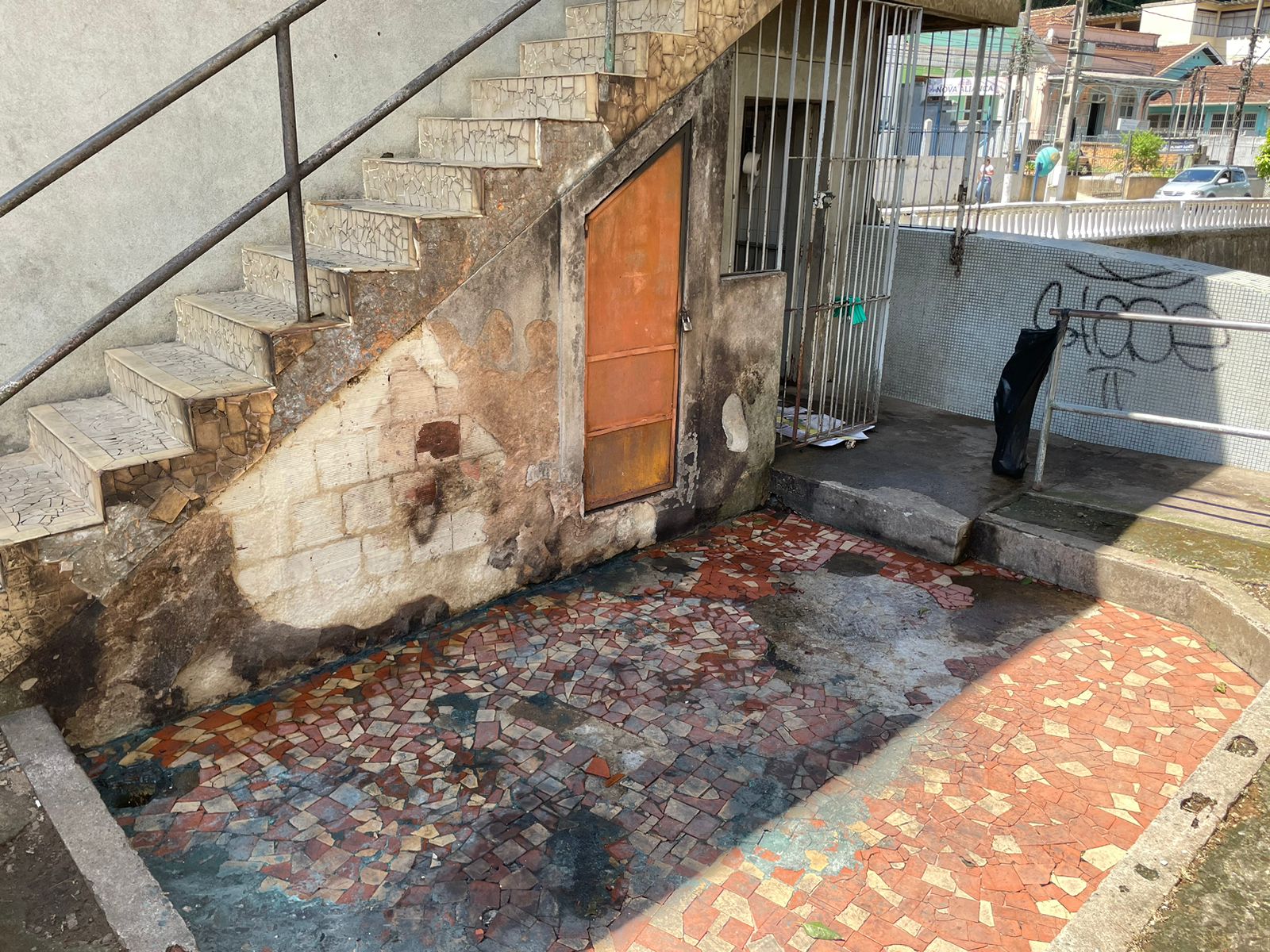Feirantes se preocupam com atos de vandalismo após lixeiras serem incendiadas na Rua da Feira, em Petrópolis