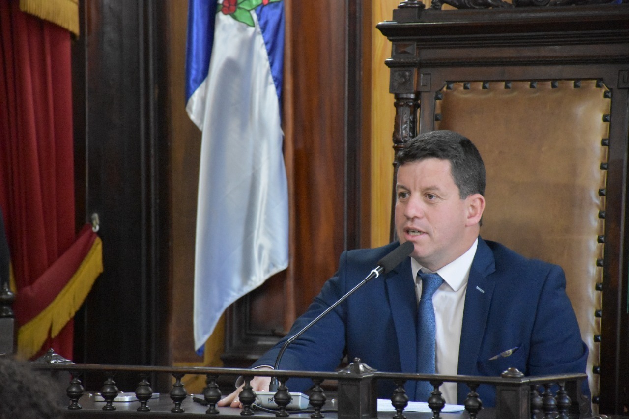 Vereador Hingo Hammes defende inclusão de conteúdo voltado à prevenção da violência contra a mulher no currículo da Educação Básica