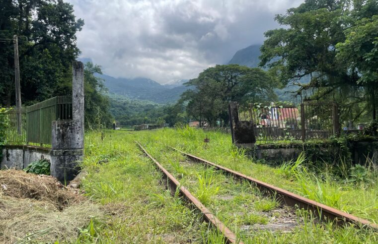 Reconstrução da Estrada de Ferro Mauá precisa de um estudo detalhado sobre a realocação das famílias que vivem no entorno