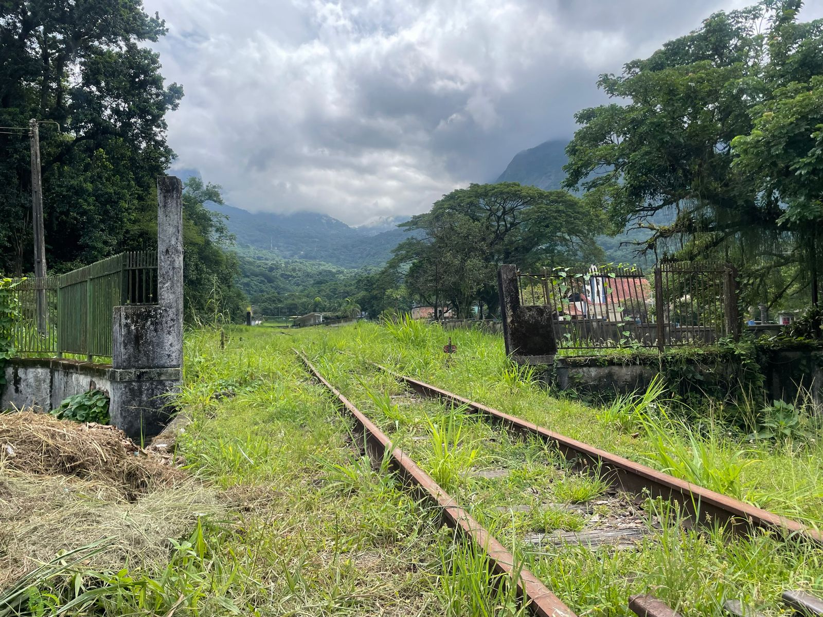 Reconstrução da Estrada de Ferro Mauá precisa de um estudo detalhado sobre a realocação das famílias que vivem no entorno