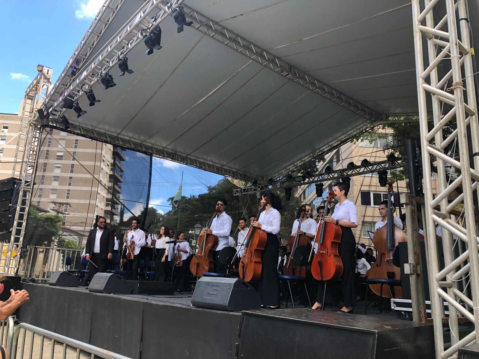 Orquestra Sinfônica Jovem do Rio de Janeiro realiza apresentação na Praça da Liberdade