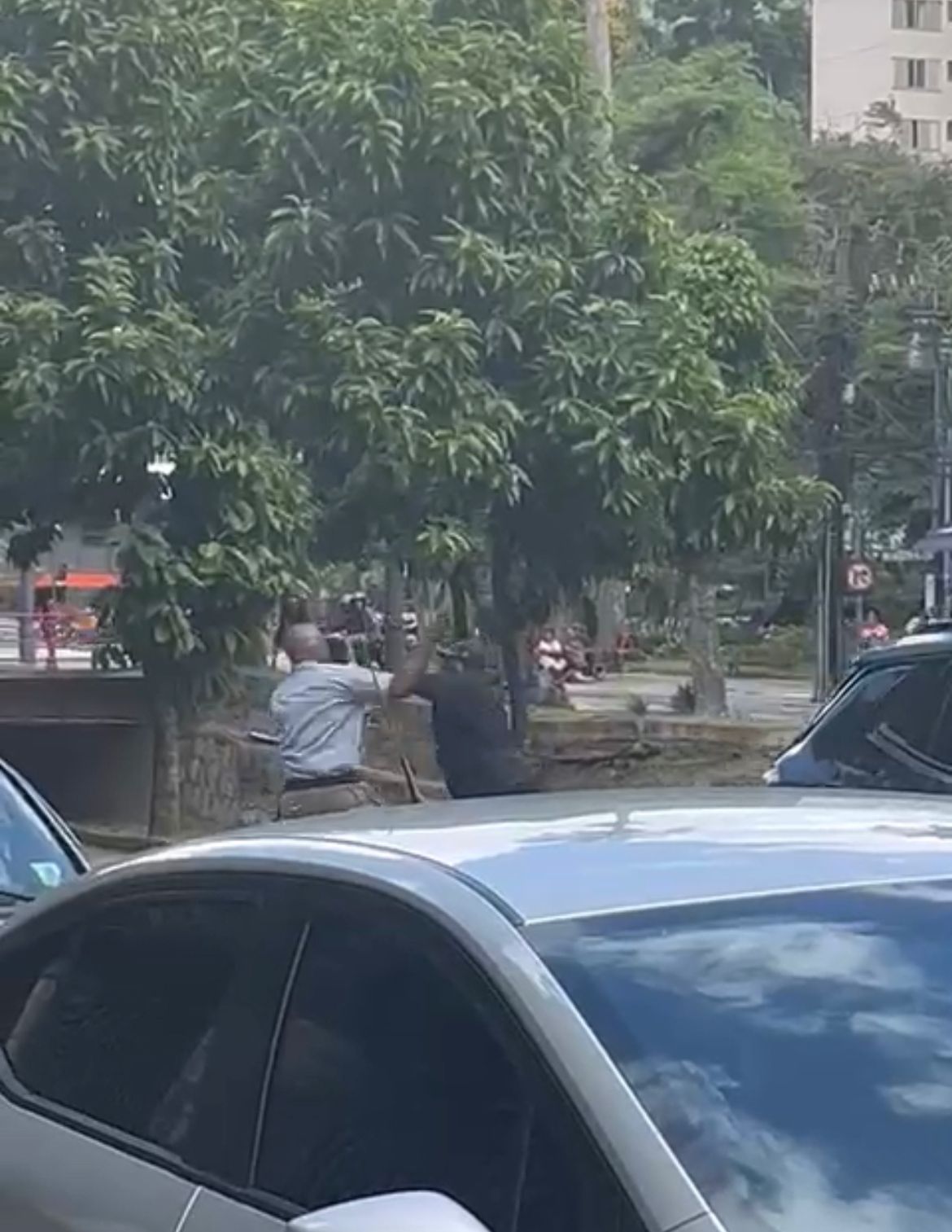 Briga entre agente da CPTrans e ‘flanelinha’ viraliza na internet