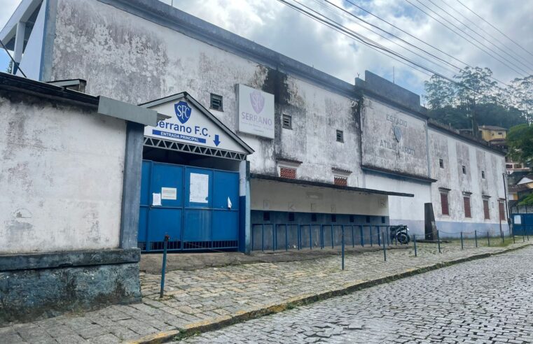 Arquibancada do Estádio Atílio Marotti, em petrópolis, é interditada por apresentar riscos estruturais