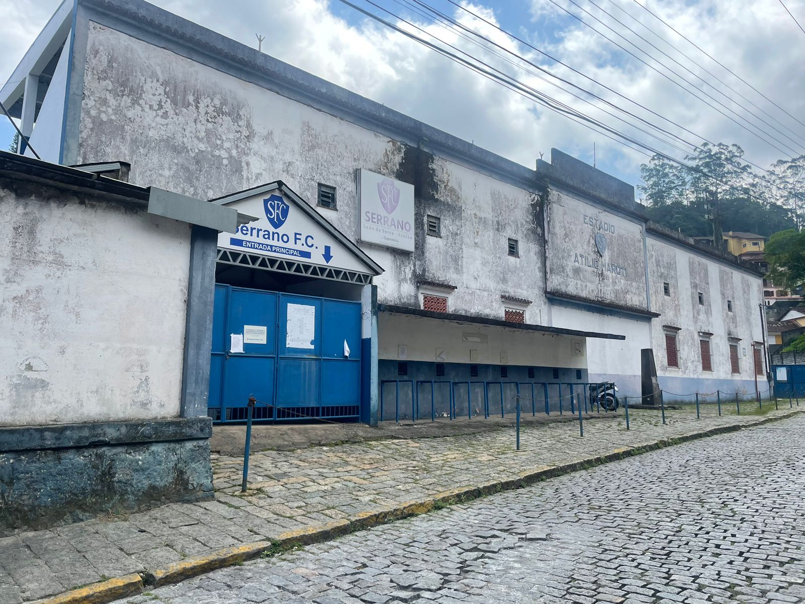 Arquibancada do Estádio Atílio Marotti, em petrópolis, é interditada por apresentar riscos estruturais