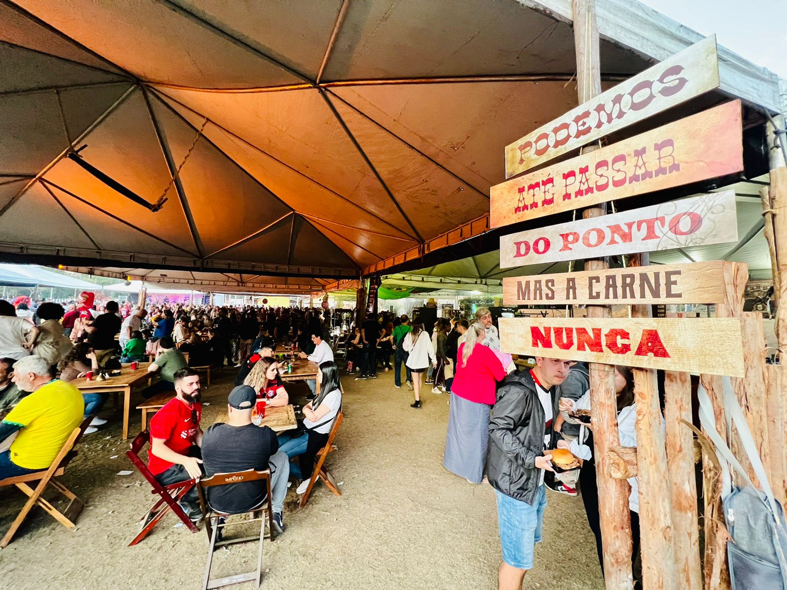 Saloon BBQ reúne o melhor do churrasco e da cerveja artesanal no Parque de Itaipava