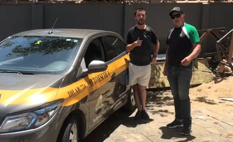 Autoescola com carro adaptado permite inclusão de pessoas com deficiência
