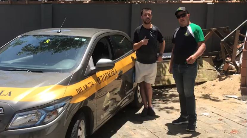 Autoescola com carro adaptado permite inclusão de pessoas com deficiência