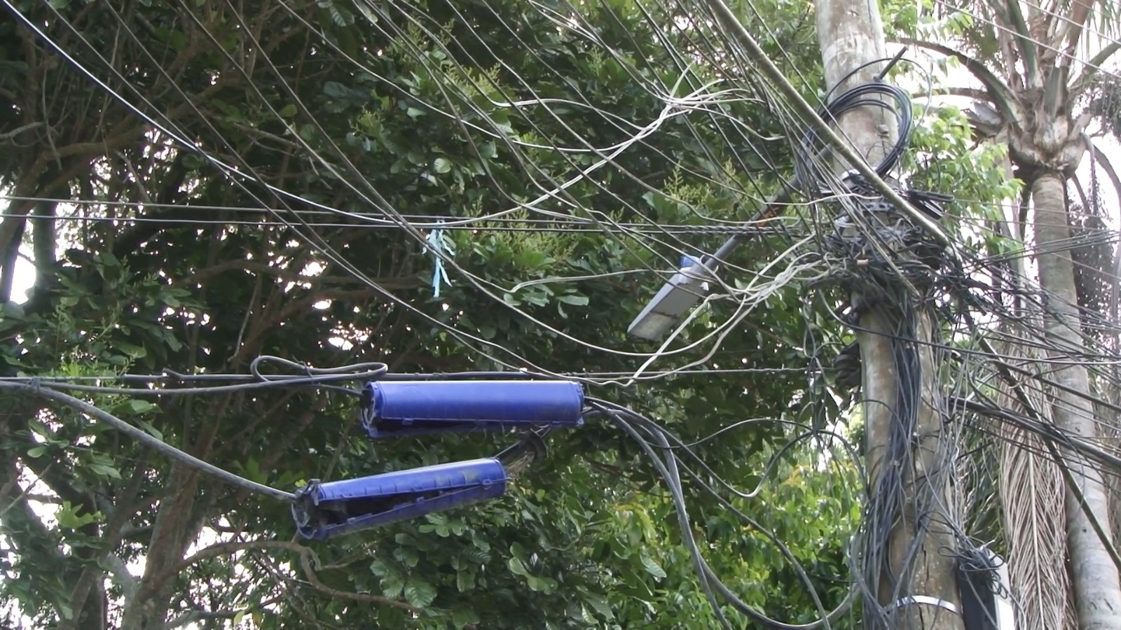 Moradores do Sítio São Luiz, em Petrópolis, reclamam de falta de energia na região
