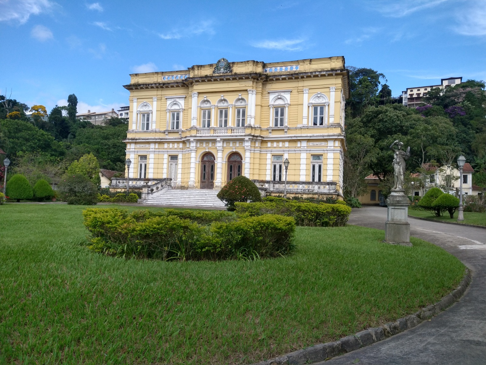 O abandono do Palácio Rio Negro: sem obras, espaço está fechado