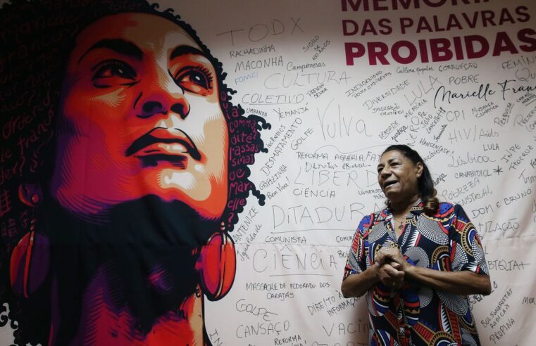 Mãe de Marielle Franco visita Memorial das Palavras Proibidas da EBC