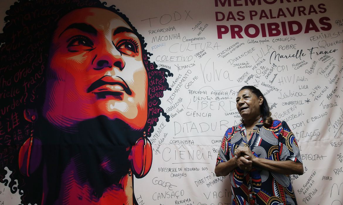 Mãe de Marielle Franco visita Memorial das Palavras Proibidas da EBC