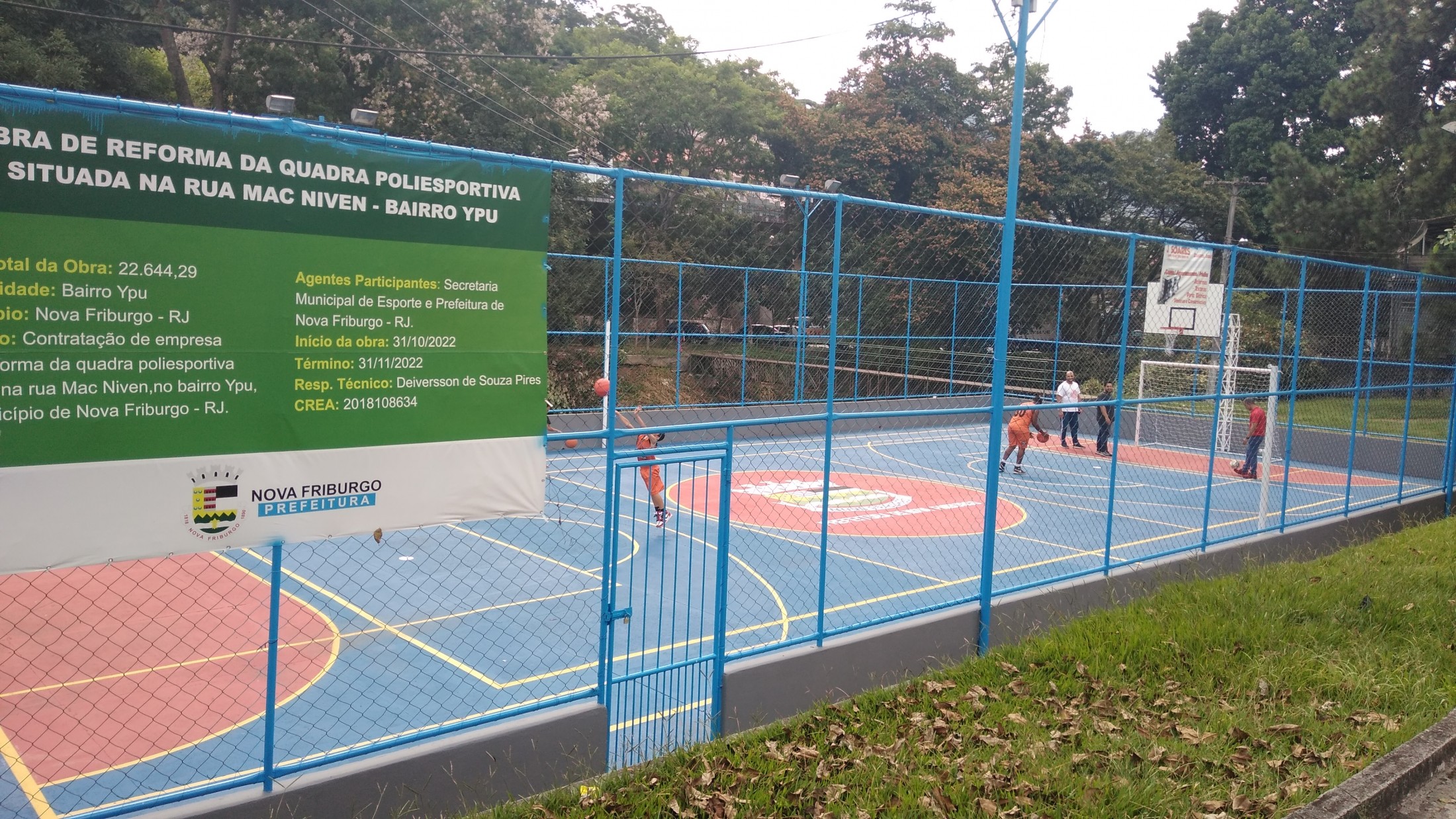 Quadra poliesportiva da Rua Mac Níven, em Nova Friburgo, é reinaugurada após reforma