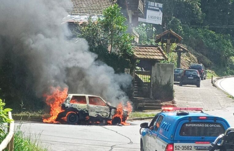 Carro pega fogo no Quitandinha em Petrópolis