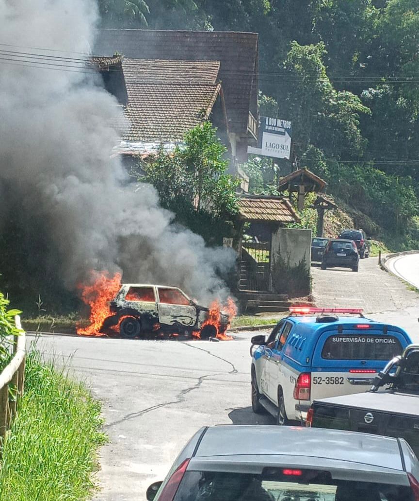 Carro pega fogo no Quitandinha em Petrópolis