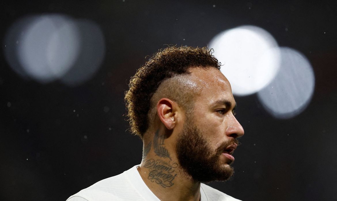Cirurgia no tornozelo direito de Neymar “correu muito bem”, afirma PSG