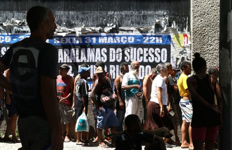 No Rio, “fila da fome” reúne pessoas sem teto em busca de comida