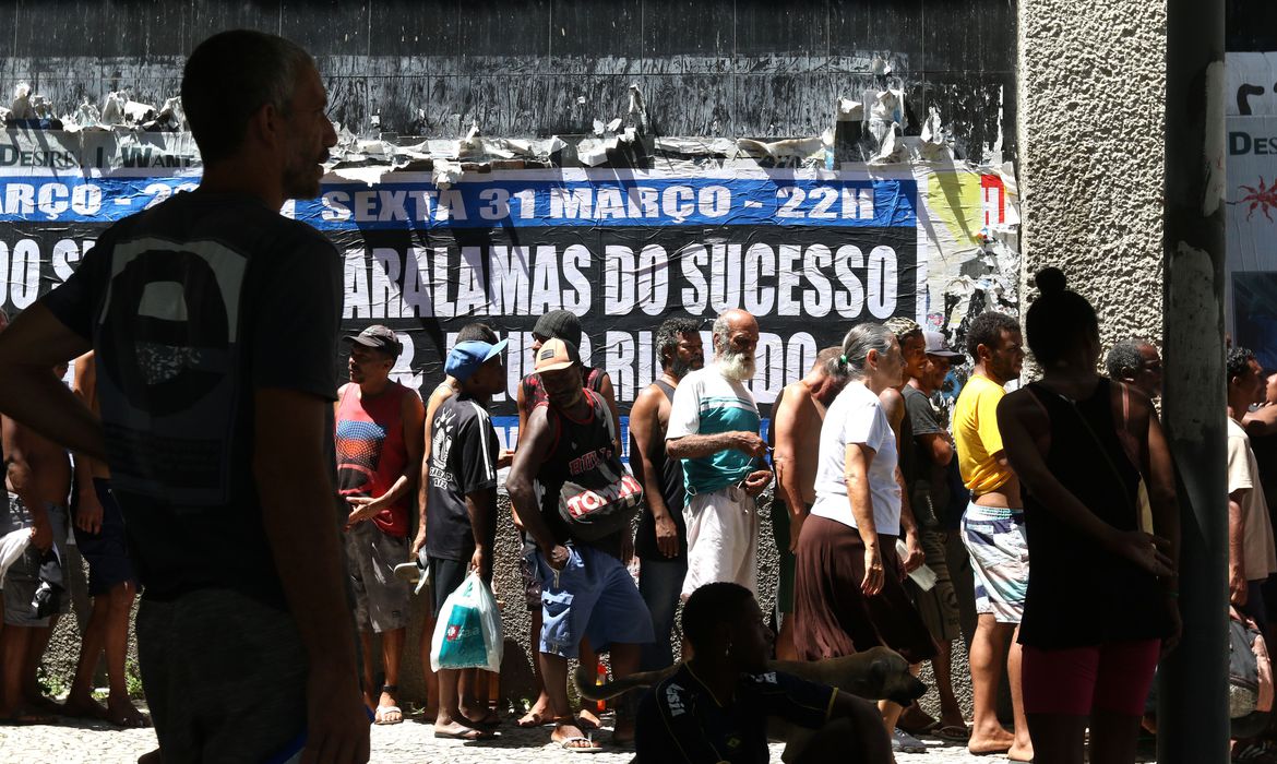 No Rio, “fila da fome” reúne pessoas sem teto em busca de comida