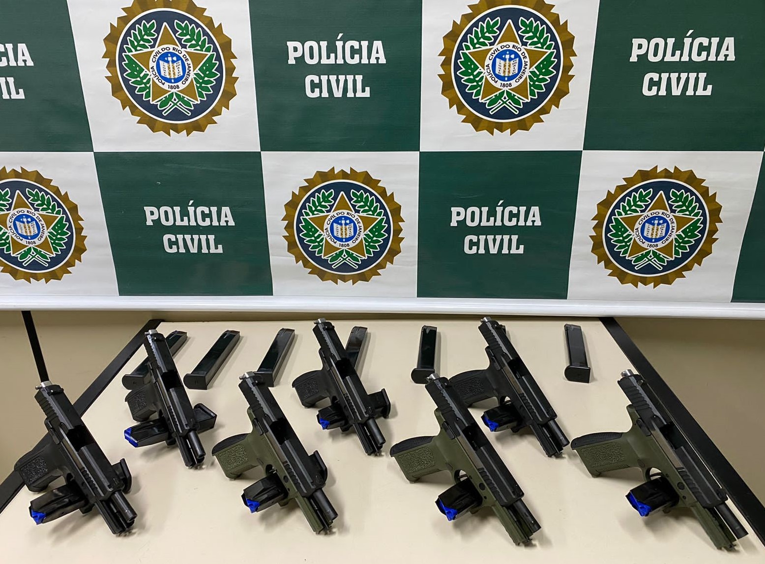 Niterói: Polícia Civil prende mulher que transportava armas de fogo para facção criminosa