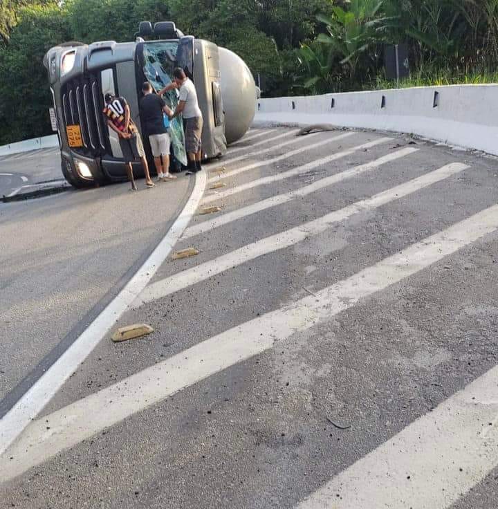 Subida da serra de Petrópolis será interditada na madrugada desta quinta-feira para retirada de caminhão-tanque