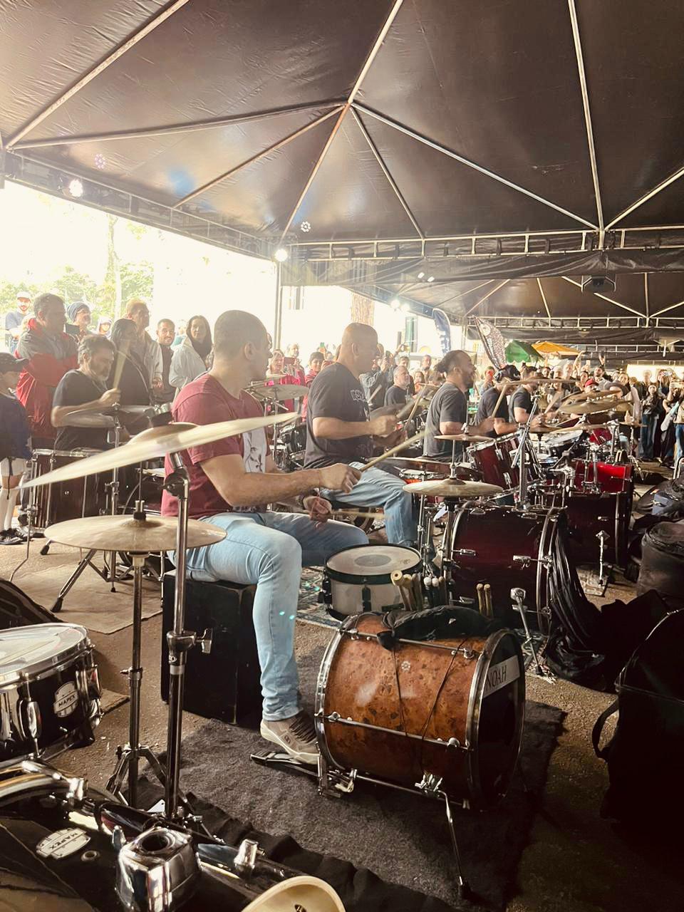 Emoção e muita música marcam a homenagem a Rodney Morelli na Deguste