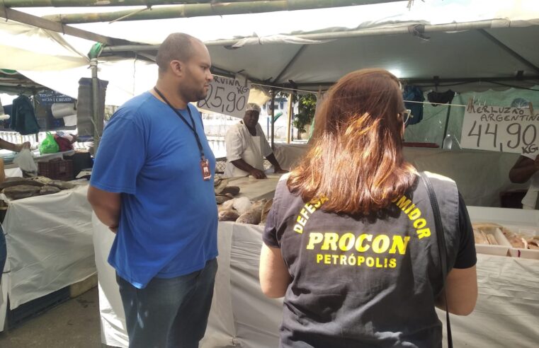 Procon Petrópolis fiscaliza Feira do Pescado, no Centro da Cidade