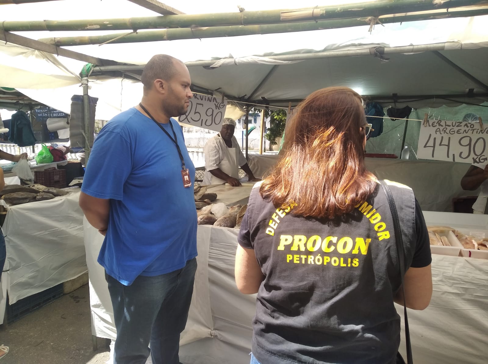 Procon Petrópolis fiscaliza Feira do Pescado, no Centro da Cidade