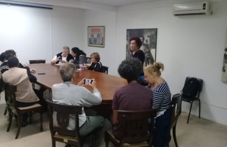 Projeto ensina idosos a mexerem no celular