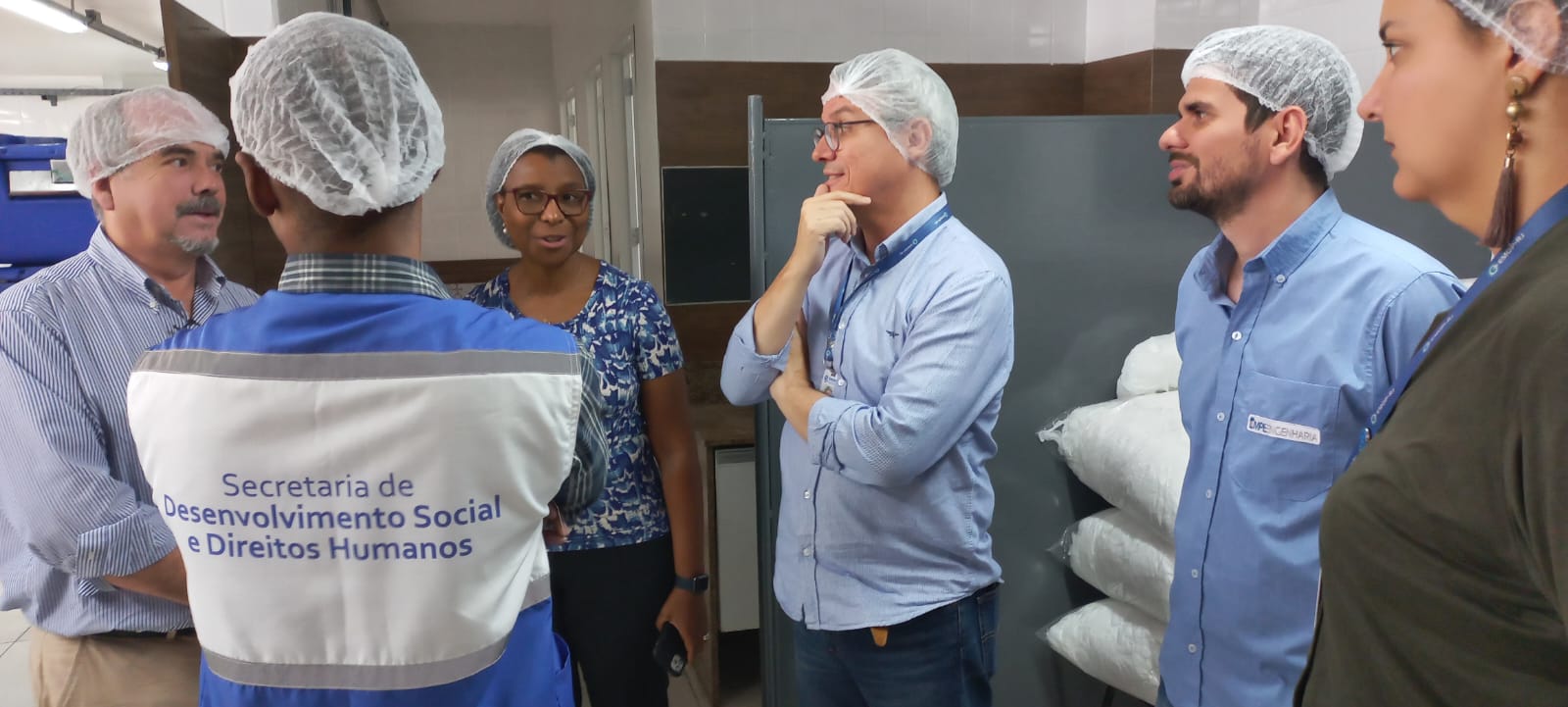 Secretária de Estado de Desenvolvimento Social e Direitos Humanos vistoria prédio do Restaurante do Povo