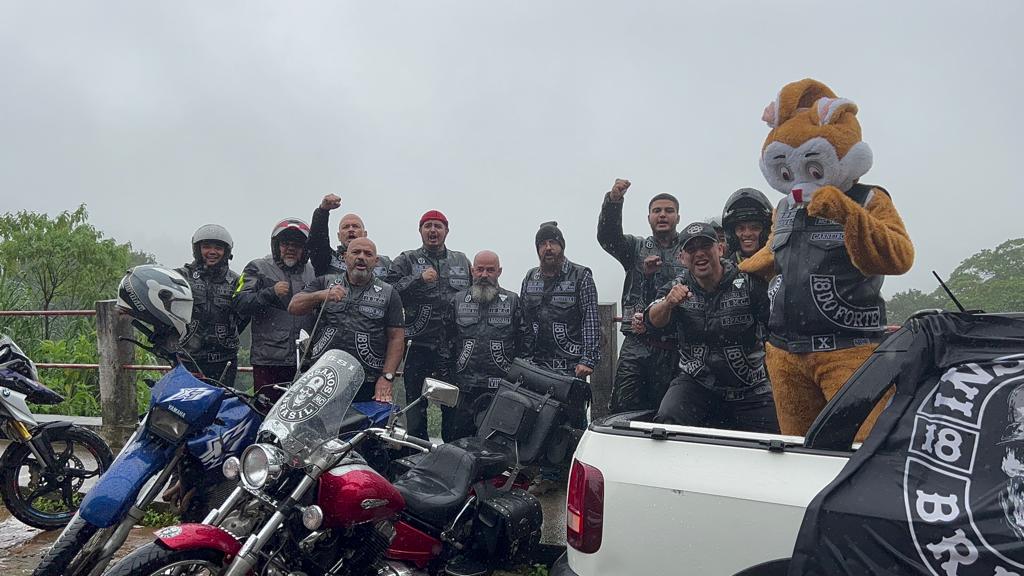 Motoclube Insanos realiza ação social em escola de Pedro do Rio