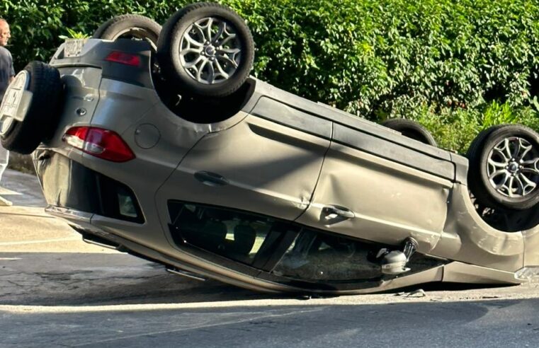 Motorista capota com carro na Rua Coronel Veiga