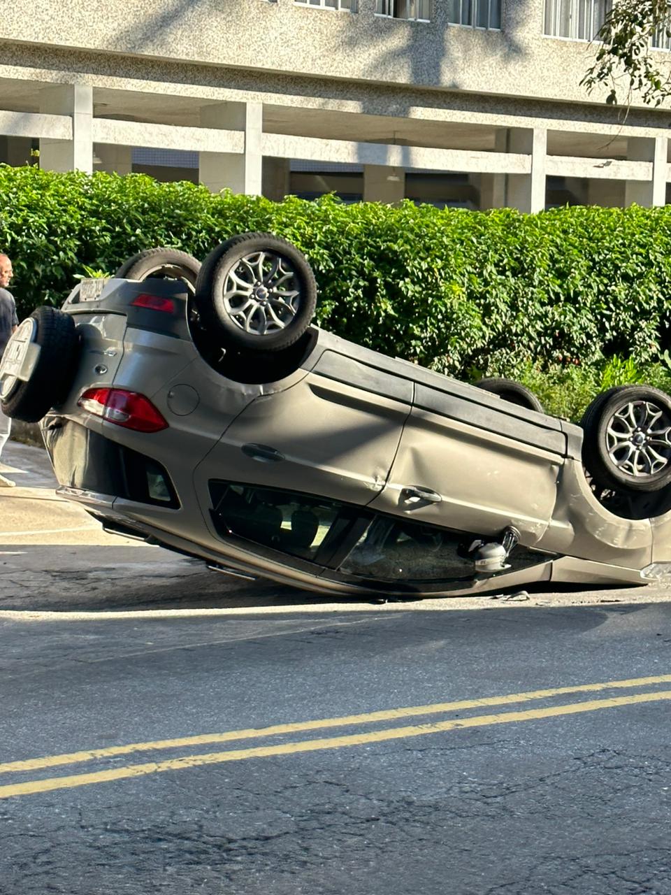 Motorista capota com carro na Rua Coronel Veiga