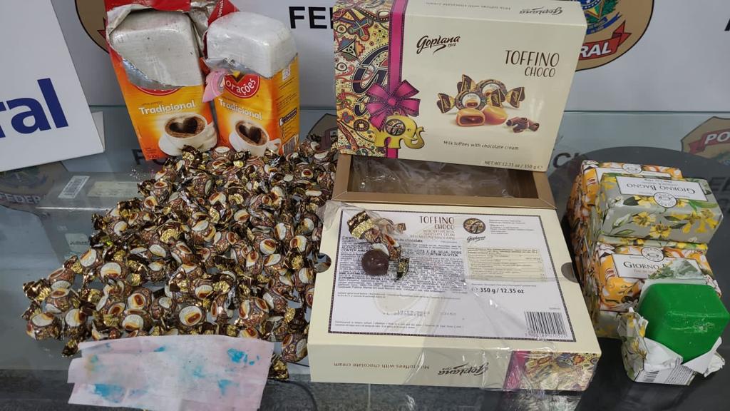 PF e RF prendem estrangeiro com cerca de 4,8kg de cocaína na bagagem, no Aeroporto do Galeão