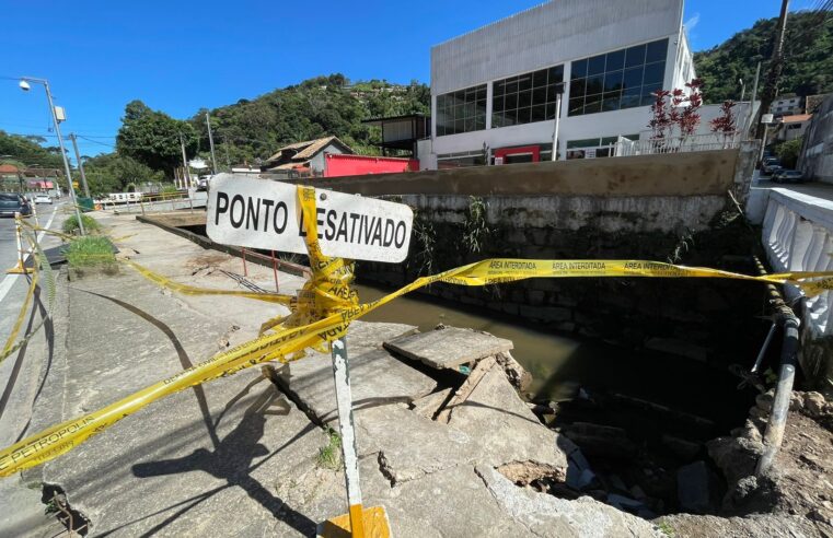Calçada cede na Rua Coronel Veiga e ponto de ônibus é interditado pela Defesa Civil