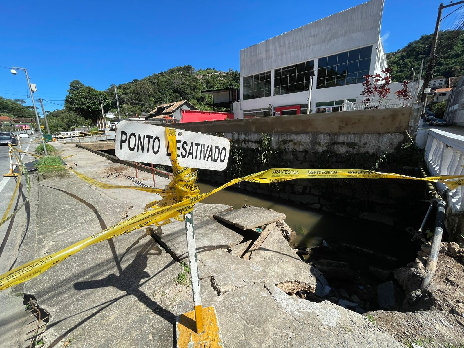 Calçada cede na Rua Coronel Veiga e ponto de ônibus é interditado pela Defesa Civil