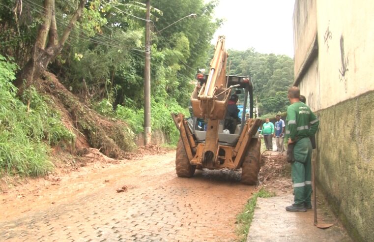 Estrada de Cascatinha, em Petrópolis, é interditada por deslizamento de terra