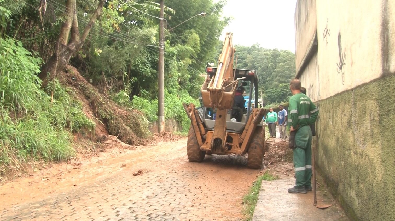 Estrada de Cascatinha, em Petrópolis, é interditada por deslizamento de terra