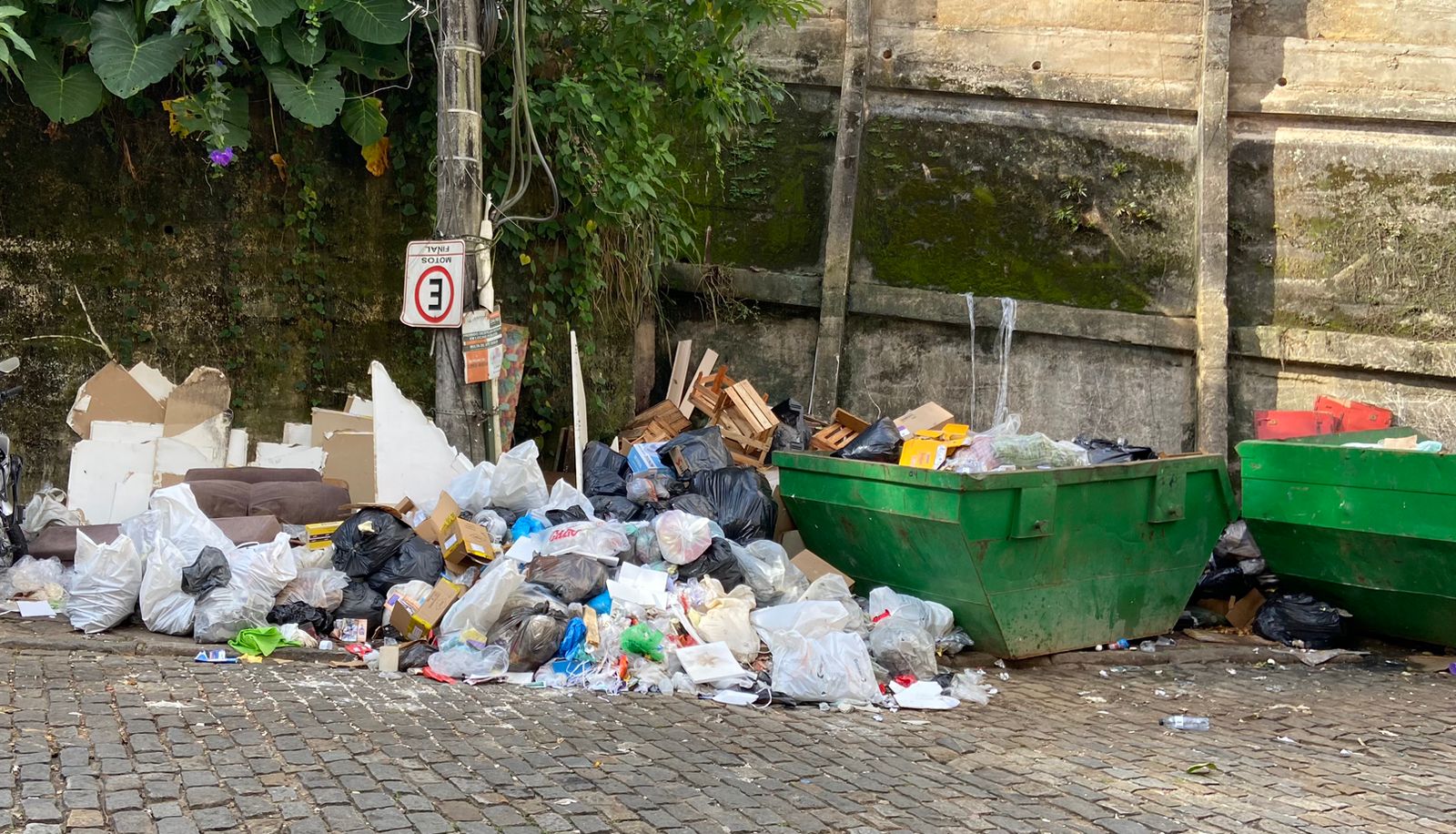 Descarte irregular de entulho atrai vetores de doenças em rua do Centro